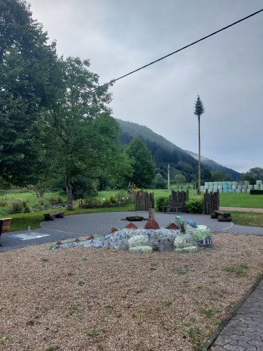 Der Dorfplatz Niederadenau mit Drachenskulptur, Grillplatz, Windschutz, Barfußpfad, Insektenhotel, Bouleplatz, Disk-Golf uvm. 