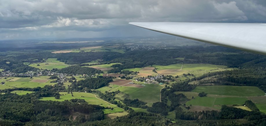 Der Blick aus dem Segelflugzeug auf die Region 