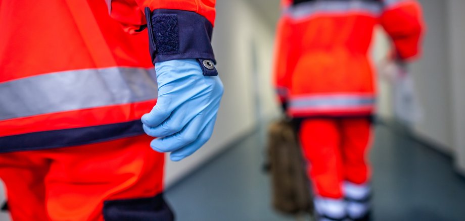 German paramedic runs in a floor to an accident